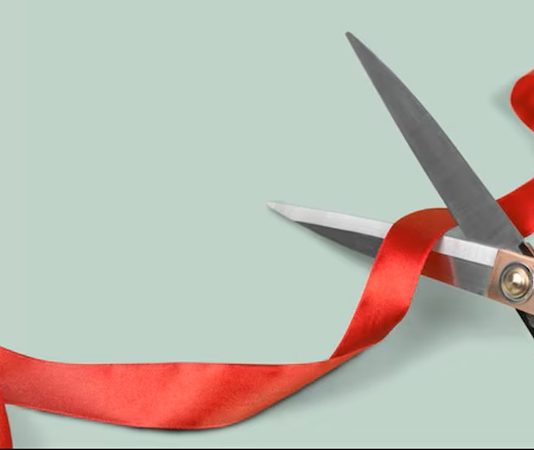AVM Açılış Törenleri Yeni bir alışveriş merkezinin hizmete girmesi, yalnızca ticari bir yatırımın tamamlanması değil, aynı zamanda bulunduğu bölgenin ekonomik ve sosyal yaşamına önemli katkılar sunacak yeni bir yaşam alanının kapılarını açması anlamına geliyor. Bu nedenle AVM açılış törenleri, yatırımcılar, mağaza temsilcileri, yerel yöneticiler ve ziyaretçiler açısından büyük ilgi gören organizasyonlar arasında yer alıyor. Titizlikle planlanan açılış etkinlikleri sayesinde alışveriş merkezleri ilk günden itibaren geniş kitlelere ulaşmayı ve güçlü bir marka algısı oluşturmayı hedefliyor. Konulu bir haber görseli.