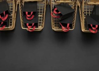 Kasım ayının yaklaşmasıyla birlikte alışveriş merkezlerinde hareketlilik artmaya başladı. Dünya genelinde büyük ilgi gören Black Friday dönemi, Türkiye’de de hem tüketiciler hem de perakende sektörü açısından yılın en yoğun alışveriş süreçlerinden biri olarak öne çıkıyor. Bu döneme hazırlanan AVM yönetimleri ve mağazalar, ziyaretçilere daha iyi bir alışveriş deneyimi sunabilmek için kampanya planlarından güvenlik önlemlerine kadar birçok alanda kapsamlı çalışmalar yürütüyor. Konulu bir haber görseli.