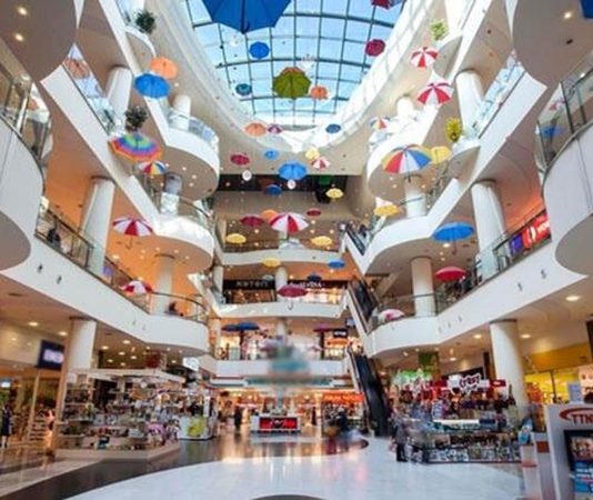 AVM Boş Mağaza Sorunu Alışveriş merkezleri, perakende sektörünün en önemli ticaret alanları arasında yer alırken, son yıllarda bazı merkezlerde dikkat çeken konuların başında AVM boş mağaza sorunu geliyor. Değişen tüketici alışkanlıkları, e-ticaretin büyümesi, ekonomik koşullar, kira maliyetleri ve rekabetin artması gibi birçok etken, bazı mağazaların faaliyetlerini sonlandırmasına veya farklı lokasyonlara taşınmasına neden olabiliyor. Bu durum alışveriş merkezlerinin mağaza doluluk oranlarını doğrudan etkilerken, ziyaretçi deneyimi ve ticari hareketlilik üzerinde de önemli sonuçlar doğuruyor. Konulu bir haber görseli.