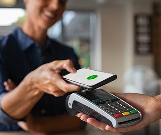 Alışveriş merkezlerinde dijitalleşmenin hız kazanmasıyla birlikte dijital ödeme sistemleri, hem tüketiciler hem de işletmeler açısından vazgeçilmez uygulamalar arasında yer almaya başladı. Nakit kullanımının giderek azalması, temassız ödeme teknolojilerinin yaygınlaşması ve mobil finans çözümlerinin gelişmesi, AVM içerisindeki mağazaların ödeme altyapılarında önemli değişikliklere yol açıyor. Günümüzde ziyaretçiler, alışverişlerini daha hızlı ve güvenli şekilde tamamlayabilmek için dijital ödeme yöntemlerini tercih ederken mağazalar da bu taleplere uygun teknolojik yatırımlar gerçekleştiriyor. Konulu bir haber görseli.
