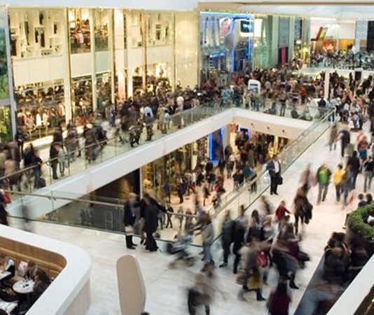 AVM Doluluk Oranları Alışveriş merkezlerinin başarısını belirleyen en önemli göstergelerden biri AVM doluluk oranları olarak öne çıkıyor. Bir alışveriş merkezindeki mağazaların büyük bölümünün aktif olarak faaliyet göstermesi, hem yatırımcılar hem de ziyaretçiler açısından önemli bir güven unsuru oluşturuyor. Yüksek doluluk oranları, güçlü marka çeşitliliği, düzenli ziyaretçi trafiği ve sürdürülebilir ticari faaliyetlerin göstergesi olarak değerlendirilirken, düşük doluluk oranları ise yönetim stratejilerinin yeniden gözden geçirilmesini gerektirebiliyor. Konulu bir haber görseli