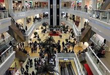 Alışveriş merkezlerinde faaliyet gösteren elektronik mağazaları, değişen tüketici beklentileri ve hızla gelişen teknoloji sayesinde yeni bir dönüşüm dönemine girmiş durumda. Günümüzde tüketiciler yalnızca bir ürün satın almak için mağazaları ziyaret etmiyor; aynı zamanda ürünleri deneyimlemek, teknik özellikleri karşılaştırmak ve uzman görüşü almak amacıyla da fiziksel mağazalara yöneliyor. Bu değişim, AVM, teknoloji ürünleri ve perakende sektörü açısından yeni stratejilerin ortaya çıkmasını sağlıyor. Konulu bir haber görseli.