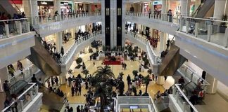 Alışveriş merkezlerinde faaliyet gösteren elektronik mağazaları, değişen tüketici beklentileri ve hızla gelişen teknoloji sayesinde yeni bir dönüşüm dönemine girmiş durumda. Günümüzde tüketiciler yalnızca bir ürün satın almak için mağazaları ziyaret etmiyor; aynı zamanda ürünleri deneyimlemek, teknik özellikleri karşılaştırmak ve uzman görüşü almak amacıyla da fiziksel mağazalara yöneliyor. Bu değişim, AVM, teknoloji ürünleri ve perakende sektörü açısından yeni stratejilerin ortaya çıkmasını sağlıyor. Konulu bir haber görseli.