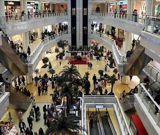 AVM Elektronik Mağaza Trendleri Alışveriş merkezlerinde faaliyet gösteren elektronik mağazaları, değişen tüketici beklentileri ve hızla gelişen teknoloji sayesinde yeni bir dönüşüm dönemine girmiş durumda. Günümüzde tüketiciler yalnızca bir ürün satın almak için mağazaları ziyaret etmiyor; aynı zamanda ürünleri deneyimlemek, teknik özellikleri karşılaştırmak ve uzman görüşü almak amacıyla da fiziksel mağazalara yöneliyor. Bu değişim, AVM, teknoloji ürünleri ve perakende sektörü açısından yeni stratejilerin ortaya çıkmasını sağlıyor. Konulu bir haber görseli.