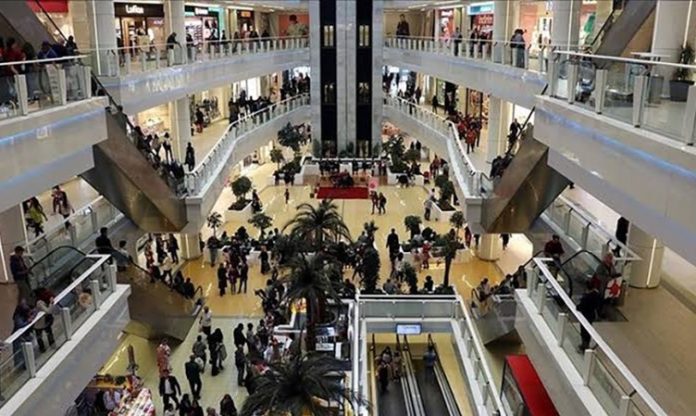 AVM Elektronik Mağaza Trendleri Alışveriş merkezlerinde faaliyet gösteren elektronik mağazaları, değişen tüketici beklentileri ve hızla gelişen teknoloji sayesinde yeni bir dönüşüm dönemine girmiş durumda. Günümüzde tüketiciler yalnızca bir ürün satın almak için mağazaları ziyaret etmiyor; aynı zamanda ürünleri deneyimlemek, teknik özellikleri karşılaştırmak ve uzman görüşü almak amacıyla da fiziksel mağazalara yöneliyor. Bu değişim, AVM, teknoloji ürünleri ve perakende sektörü açısından yeni stratejilerin ortaya çıkmasını sağlıyor. Konulu bir haber görseli.