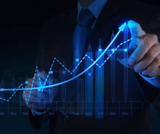AVM Finansal Performans Raporları Alışveriş merkezleri, büyük ölçekli yatırım projeleri olmalarının yanı sıra sürekli takip edilmesi gereken karmaşık finansal yapılara da sahiptir. Bu nedenle AVM Finansal Performans Raporları, alışveriş merkezlerinin gelir yapısını, gider kalemlerini, yatırım verimliliğini ve genel ekonomik durumunu değerlendiren en önemli yönetim araçlarından biri olarak kabul ediliyor. Hazırlanan raporlar sayesinde yatırımcılar, AVM yönetimleri ve mağaza işletmecileri geleceğe yönelik daha sağlıklı kararlar alabiliyor. Konulu bir haber görseli.