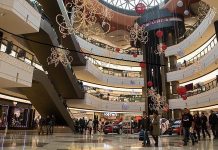 Alışveriş merkezlerinde faaliyet gösteren franchise mağaza sistemleri, perakende sektörünün büyümesini destekleyen en önemli iş modelleri arasında yer alıyor. Gerek yerli gerekse uluslararası markalar, yeni pazarlara ulaşabilmek ve marka bilinirliğini artırabilmek amacıyla franchise modelini tercih ediyor. Özellikle AVM içerisinde açılan franchise mağazaları, hazır iş modeli, güçlü marka desteği ve standart hizmet anlayışı sayesinde hem yatırımcılar hem de tüketiciler açısından önemli avantajlar sunuyor. Konulu bir haber görseli.