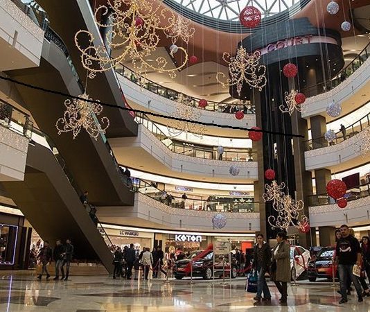 AVM Franchise Mağaza Sistemleri Alışveriş merkezlerinde faaliyet gösteren franchise mağaza sistemleri, perakende sektörünün büyümesini destekleyen en önemli iş modelleri arasında yer alıyor. Gerek yerli gerekse uluslararası markalar, yeni pazarlara ulaşabilmek ve marka bilinirliğini artırabilmek amacıyla franchise modelini tercih ediyor. Özellikle AVM içerisinde açılan franchise mağazaları, hazır iş modeli, güçlü marka desteği ve standart hizmet anlayışı sayesinde hem yatırımcılar hem de tüketiciler açısından önemli avantajlar sunuyor. Konulu bir haber görseli.