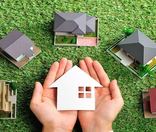 AVM Gayrimenkul Piyasası Alışveriş merkezleri, ticari gayrimenkul sektörünün en önemli yatırım alanlarından biri olarak ekonomik büyüme ve şehirleşme sürecinde önemli bir rol üstleniyor. AVM Gayrimenkul Piyasası, yatırımcıların, geliştiricilerin ve perakende markalarının yakından takip ettiği dinamik bir yapı sunarken, değişen tüketici alışkanlıkları ve ekonomik gelişmeler doğrultusunda sürekli dönüşüm geçiriyor. Yeni nesil alışveriş merkezleri yalnızca alışveriş yapılan alanlar olmanın ötesine geçerek yaşam, eğlence ve sosyal etkileşim merkezleri haline geliyor. Konulu bir haber görseli.
