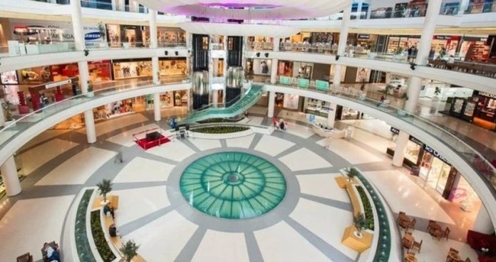AVM Geleceğin Alışveriş Merkezleri Alışveriş merkezleri, değişen tüketici alışkanlıkları ve teknolojik gelişmeler doğrultusunda yeni bir dönüşüm dönemine giriyor. Geleneksel mağaza anlayışının yerini daha kapsamlı, deneyim odaklı ve teknoloji destekli yaşam alanları almaya başlarken, AVM projeleri geleceğin ihtiyaçlarına göre yeniden şekilleniyor. Artık alışveriş merkezleri yalnızca ürün satın alınan mekanlar değil; sosyal etkinliklerin düzenlendiği, dijital hizmetlerin sunulduğu ve insanların zaman geçirmek istediği modern yaşam merkezleri olarak tasarlanıyor. Konulu bir haber görseli.
