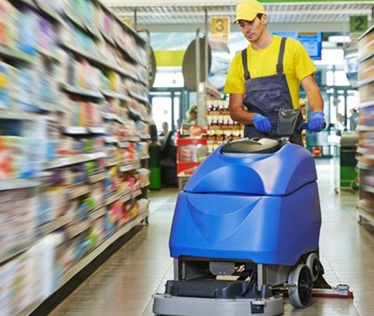 Alışveriş merkezleri, her gün binlerce ziyaretçiyi ağırlayan yoğun yaşam alanları arasında yer alıyor. Bu nedenle ziyaretçilerin güvenliğinin sağlanması, mağazaların korunması ve olası risklerin önlenmesi için profesyonel AVM güvenlik personeli büyük önem taşıyor. Güvenlik görevlilerinin yalnızca fiziksel güvenliği sağlaması değil, aynı zamanda kriz anlarında doğru karar verebilmesi, ziyaretçilerle etkili iletişim kurabilmesi ve teknolojik güvenlik sistemlerini etkin şekilde kullanabilmesi de bekleniyor. Bu ihtiyaçlar doğrultusunda hazırlanan güvenlik personeli eğitimi programları, alışveriş merkezlerinin güvenlik standartlarını yükselten en önemli unsurlar arasında bulunuyor. Konulu bir haber görseli.