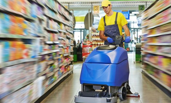 AVM Güvenlik Personeli Eğitimi Alışveriş merkezleri, her gün binlerce ziyaretçiyi ağırlayan yoğun yaşam alanları arasında yer alıyor. Bu nedenle ziyaretçilerin güvenliğinin sağlanması, mağazaların korunması ve olası risklerin önlenmesi için profesyonel AVM güvenlik personeli büyük önem taşıyor. Güvenlik görevlilerinin yalnızca fiziksel güvenliği sağlaması değil, aynı zamanda kriz anlarında doğru karar verebilmesi, ziyaretçilerle etkili iletişim kurabilmesi ve teknolojik güvenlik sistemlerini etkin şekilde kullanabilmesi de bekleniyor. Bu ihtiyaçlar doğrultusunda hazırlanan güvenlik personeli eğitimi programları, alışveriş merkezlerinin güvenlik standartlarını yükselten en önemli unsurlar arasında bulunuyor. Konulu bir haber görseli.