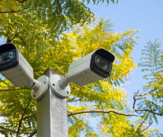 AVM Güvenlik Sistemlerindeki Yenilikler Alışveriş merkezleri her gün binlerce ziyaretçiyi ağırlayan sosyal yaşam alanları arasında yer alıyor. Bu yoğun insan trafiği, güvenlik uygulamalarının sürekli geliştirilmesini zorunlu hale getiriyor. Son yıllarda teknolojik gelişmeler sayesinde AVM güvenliği alanında önemli yenilikler hayata geçiriliyor. Yapay zekâ destekli izleme sistemleri, akıllı kameralar, dijital kontrol merkezleri ve gelişmiş acil durum yönetimi çözümleri sayesinde alışveriş merkezlerinde hem ziyaretçilerin hem de çalışanların güvenliği daha etkin şekilde sağlanabiliyor. Konulu bir haber görseli.