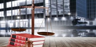 Alışveriş merkezleri, perakende sektörünün büyümesiyle birlikte ekonomik ve sosyal yaşamın önemli merkezleri haline gelirken, faaliyetlerini sürdürebilmeleri için belirli AVM hukuki düzenlemeler çerçevesinde hareket etmeleri gerekiyor. İşletme süreçlerinden kira ilişkilerine, tüketici haklarından iş sağlığı ve güvenliğine kadar birçok alan farklı yasal düzenlemelerle destekleniyor. Bu düzenlemeler, hem alışveriş merkezi yönetimlerinin hem de mağaza işletmecilerinin hak ve sorumluluklarını belirleyerek sektörün sürdürülebilir şekilde gelişmesini amaçlıyor. Konulu bir haber görseli.