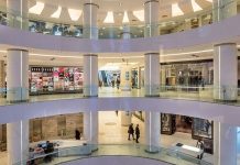 Türkiye'de AVM kiralama fiyatları, son yıllarda ekonomik gelişmeler, artan işletme maliyetleri ve değişen perakende dinamikleri doğrultusunda önemli bir değişim sürecinden geçiyor. Alışveriş merkezlerinde faaliyet gösteren markalar için kira giderleri, işletme bütçesinin en önemli kalemlerinden biri olarak öne çıkarken, yatırımcılar da doluluk oranlarını koruyabilmek adına daha esnek kiralama modelleri geliştirmeye yöneliyor. Bu durum hem kiracılar hem de AVM yönetimleri açısından yeni stratejilerin oluşmasına neden oluyor. Konulu bir haber görseli.