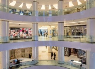 Türkiye'de AVM kiralama fiyatları, son yıllarda ekonomik gelişmeler, artan işletme maliyetleri ve değişen perakende dinamikleri doğrultusunda önemli bir değişim sürecinden geçiyor. Alışveriş merkezlerinde faaliyet gösteren markalar için kira giderleri, işletme bütçesinin en önemli kalemlerinden biri olarak öne çıkarken, yatırımcılar da doluluk oranlarını koruyabilmek adına daha esnek kiralama modelleri geliştirmeye yöneliyor. Bu durum hem kiracılar hem de AVM yönetimleri açısından yeni stratejilerin oluşmasına neden oluyor. Konulu bir haber görseli.