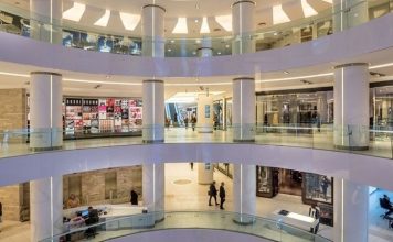 Türkiye'de AVM kiralama fiyatları, son yıllarda ekonomik gelişmeler, artan işletme maliyetleri ve değişen perakende dinamikleri doğrultusunda önemli bir değişim sürecinden geçiyor. Alışveriş merkezlerinde faaliyet gösteren markalar için kira giderleri, işletme bütçesinin en önemli kalemlerinden biri olarak öne çıkarken, yatırımcılar da doluluk oranlarını koruyabilmek adına daha esnek kiralama modelleri geliştirmeye yöneliyor. Bu durum hem kiracılar hem de AVM yönetimleri açısından yeni stratejilerin oluşmasına neden oluyor. Konulu bir haber görseli.