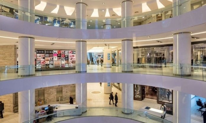 Türkiye'de AVM kiralama fiyatları, son yıllarda ekonomik gelişmeler, artan işletme maliyetleri ve değişen perakende dinamikleri doğrultusunda önemli bir değişim sürecinden geçiyor. Alışveriş merkezlerinde faaliyet gösteren markalar için kira giderleri, işletme bütçesinin en önemli kalemlerinden biri olarak öne çıkarken, yatırımcılar da doluluk oranlarını koruyabilmek adına daha esnek kiralama modelleri geliştirmeye yöneliyor. Bu durum hem kiracılar hem de AVM yönetimleri açısından yeni stratejilerin oluşmasına neden oluyor. Konulu bir haber görseli.