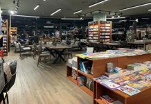 AVM Kitap ve Kültür Mağazaları Alışveriş merkezlerinde faaliyet gösteren kitap ve kültür mağazaları, değişen tüketici alışkanlıklarına rağmen önemini koruyan perakende alanları arasında yer alıyor. Dijital içeriklerin yaygınlaşmasına rağmen basılı kitaplara olan ilgi devam ederken, kültürel ürün çeşitliliğinin artması bu mağazaların ziyaretçi sayısını da olumlu yönde etkiliyor. Günümüzde AVM içerisinde yer alan kitap mağazaları yalnızca kitap satışı yapan noktalar olmaktan çıkarak kültürel etkinliklerin düzenlendiği, sosyal etkileşimin desteklendiği ve farklı yaş gruplarına hitap eden yaşam alanlarına dönüşüyor. Konulu bir haber görseli.