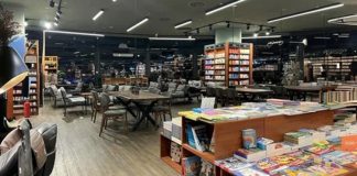 Alışveriş merkezlerinde faaliyet gösteren kitap ve kültür mağazaları, değişen tüketici alışkanlıklarına rağmen önemini koruyan perakende alanları arasında yer alıyor. Dijital içeriklerin yaygınlaşmasına rağmen basılı kitaplara olan ilgi devam ederken, kültürel ürün çeşitliliğinin artması bu mağazaların ziyaretçi sayısını da olumlu yönde etkiliyor. Günümüzde AVM içerisinde yer alan kitap mağazaları yalnızca kitap satışı yapan noktalar olmaktan çıkarak kültürel etkinliklerin düzenlendiği, sosyal etkileşimin desteklendiği ve farklı yaş gruplarına hitap eden yaşam alanlarına dönüşüyor. Konulu bir haber görseli.