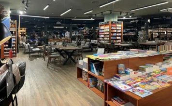 AVM Kitap ve Kültür Mağazaları Alışveriş merkezlerinde faaliyet gösteren kitap ve kültür mağazaları, değişen tüketici alışkanlıklarına rağmen önemini koruyan perakende alanları arasında yer alıyor. Dijital içeriklerin yaygınlaşmasına rağmen basılı kitaplara olan ilgi devam ederken, kültürel ürün çeşitliliğinin artması bu mağazaların ziyaretçi sayısını da olumlu yönde etkiliyor. Günümüzde AVM içerisinde yer alan kitap mağazaları yalnızca kitap satışı yapan noktalar olmaktan çıkarak kültürel etkinliklerin düzenlendiği, sosyal etkileşimin desteklendiği ve farklı yaş gruplarına hitap eden yaşam alanlarına dönüşüyor. Konulu bir haber görseli.