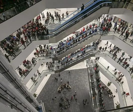AVM Kozmetik Mağaza Yükselişi Alışveriş merkezlerinde faaliyet gösteren kozmetik mağazaları, son yıllarda değişen tüketici alışkanlıkları ve güzellik sektöründeki yeniliklerin etkisiyle dikkat çekici bir büyüme ivmesi yakalıyor. Özellikle AVM içerisinde yer alan mağazalar, yalnızca ürün satışı yapan noktalar olmaktan çıkarak tüketicilere deneyim sunan yaşam alanlarına dönüşüyor. Müşteriler, alışveriş sırasında ürünleri deneme, uzmanlardan tavsiye alma ve yeni koleksiyonları yakından inceleme fırsatı bulduğu için fiziksel mağazalara olan ilgi devam ediyor. Konulu bir haber görseli.