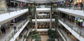 Alışveriş merkezleri, perakende sektörünün büyümesini destekleyen en önemli ticari yatırımlar arasında yer alırken, başarılarını belirleyen temel unsurların başında doğru AVM lokasyon stratejileri geliyor. Bir alışveriş merkezinin bulunduğu konum, ziyaretçi yoğunluğundan mağaza performansına, yatırım değerinden kira gelirlerine kadar birçok alanı doğrudan etkiliyor. Bu nedenle yeni AVM projelerinde lokasyon seçimi yalnızca arazi uygunluğuna göre değil, demografik yapı, ulaşım imkanları, ekonomik gelişim potansiyeli ve tüketici alışkanlıkları gibi birçok kriter dikkate alınarak gerçekleştiriliyor. Konulu bir haber görseli.