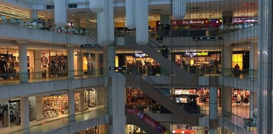 Alışveriş merkezleri, değişen tüketici beklentilerine uyum sağlamak ve rekabet avantajı elde etmek amacıyla farklı sektörlerden markalarla stratejik ortaklıklar kurmaya devam ediyor. AVM Marka İş Birlikleri, yalnızca mağaza çeşitliliğini artırmakla kalmayıp ziyaretçi deneyimini geliştiren, ticari hareketliliği destekleyen ve marka değerini yükselten önemli çalışmalar arasında yer alıyor. Giyim, teknoloji, kozmetik, yeme içme ve eğlence sektörlerinde faaliyet gösteren markalarla yapılan iş birlikleri sayesinde alışveriş merkezleri daha geniş hedef kitlelere ulaşabiliyor. Konulu bir haber görseli.