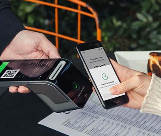 AVM Mobil Uygulama Kullanımı Alışveriş merkezlerinde dijitalleşmenin hız kazanmasıyla birlikte mobil uygulama çözümleri, ziyaretçilerin alışveriş deneyimini geliştiren en önemli araçlardan biri haline geldi. Günümüzde birçok AVM, ziyaretçilerine mağaza bilgileri, kampanyalar, etkinlik takvimleri, otopark durumu ve navigasyon gibi hizmetleri mobil uygulamalar aracılığıyla sunuyor. Bu dijital dönüşüm, hem tüketicilerin zamandan tasarruf etmesini sağlıyor hem de alışveriş merkezlerinin ziyaretçi memnuniyetini artırmasına katkıda bulunuyor. Konulu bir haber görseli.