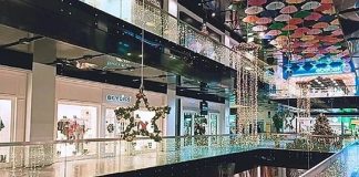 Alışveriş merkezleri, günümüzde yalnızca ürün ve hizmet satın alınan ticari alanlar olmanın ötesine geçerek ziyaretçilerine kapsamlı bir yaşam deneyimi sunmayı hedefliyor. Değişen tüketici beklentileri, dijitalleşme ve hizmet kalitesine verilen önemin artmasıyla birlikte müşteri deneyimi, alışveriş merkezlerinin en önemli rekabet unsurlarından biri haline geliyor. Bu nedenle AVM yönetimleri, ziyaretçilerin alışveriş sürecini daha konforlu, hızlı ve keyifli hale getirecek yatırımlara ağırlık veriyor. Konulu bir haber görseli.