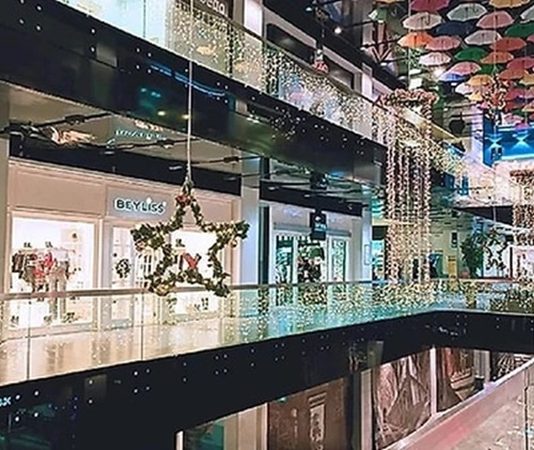 AVM Müşteri Deneyimi Geliştirme Alışveriş merkezleri, günümüzde yalnızca ürün ve hizmet satın alınan ticari alanlar olmanın ötesine geçerek ziyaretçilerine kapsamlı bir yaşam deneyimi sunmayı hedefliyor. Değişen tüketici beklentileri, dijitalleşme ve hizmet kalitesine verilen önemin artmasıyla birlikte müşteri deneyimi, alışveriş merkezlerinin en önemli rekabet unsurlarından biri haline geliyor. Bu nedenle AVM yönetimleri, ziyaretçilerin alışveriş sürecini daha konforlu, hızlı ve keyifli hale getirecek yatırımlara ağırlık veriyor. Konulu bir haber görseli.