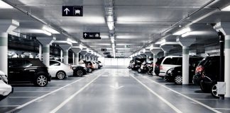 Alışveriş merkezleri, her gün binlerce ziyaretçiyi ağırlayan önemli ticaret ve yaşam alanları arasında yer alırken, AVM Otopark Yoğunluğu da hem ziyaretçi memnuniyetini hem de işletme verimliliğini doğrudan etkileyen başlıca unsurlar arasında bulunuyor. Özellikle hafta sonları, resmi tatiller ve özel indirim dönemlerinde artan araç sayısı, otopark kullanım oranlarını önemli ölçüde yükseltiyor. Bu durum, alışveriş merkezlerinin otopark yönetimini daha planlı ve teknolojik hale getirmesini zorunlu kılıyor. Konulu bir haber görseli.