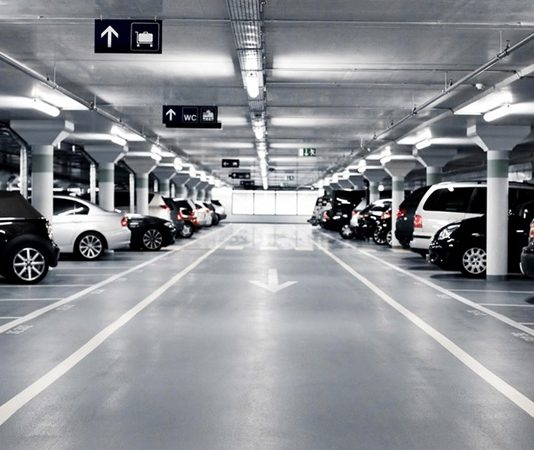 AVM Otopark Yoğunluğu Alışveriş merkezleri, her gün binlerce ziyaretçiyi ağırlayan önemli ticaret ve yaşam alanları arasında yer alırken, AVM Otopark Yoğunluğu da hem ziyaretçi memnuniyetini hem de işletme verimliliğini doğrudan etkileyen başlıca unsurlar arasında bulunuyor. Özellikle hafta sonları, resmi tatiller ve özel indirim dönemlerinde artan araç sayısı, otopark kullanım oranlarını önemli ölçüde yükseltiyor. Bu durum, alışveriş merkezlerinin otopark yönetimini daha planlı ve teknolojik hale getirmesini zorunlu kılıyor. Konulu bir haber görseli.