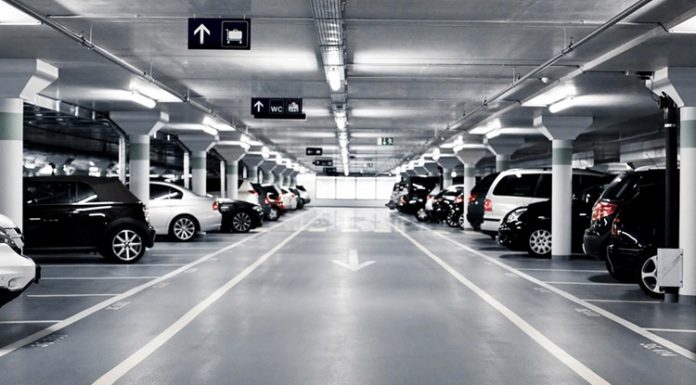 AVM Otopark Yoğunluğu Alışveriş merkezleri, her gün binlerce ziyaretçiyi ağırlayan önemli ticaret ve yaşam alanları arasında yer alırken, AVM Otopark Yoğunluğu da hem ziyaretçi memnuniyetini hem de işletme verimliliğini doğrudan etkileyen başlıca unsurlar arasında bulunuyor. Özellikle hafta sonları, resmi tatiller ve özel indirim dönemlerinde artan araç sayısı, otopark kullanım oranlarını önemli ölçüde yükseltiyor. Bu durum, alışveriş merkezlerinin otopark yönetimini daha planlı ve teknolojik hale getirmesini zorunlu kılıyor. Konulu bir haber görseli.