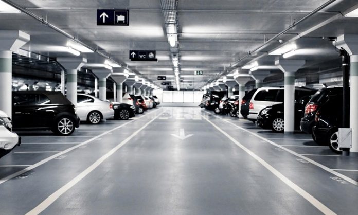 AVM Otopark Yoğunluğu Alışveriş merkezleri, her gün binlerce ziyaretçiyi ağırlayan önemli ticaret ve yaşam alanları arasında yer alırken, AVM Otopark Yoğunluğu da hem ziyaretçi memnuniyetini hem de işletme verimliliğini doğrudan etkileyen başlıca unsurlar arasında bulunuyor. Özellikle hafta sonları, resmi tatiller ve özel indirim dönemlerinde artan araç sayısı, otopark kullanım oranlarını önemli ölçüde yükseltiyor. Bu durum, alışveriş merkezlerinin otopark yönetimini daha planlı ve teknolojik hale getirmesini zorunlu kılıyor. Konulu bir haber görseli.