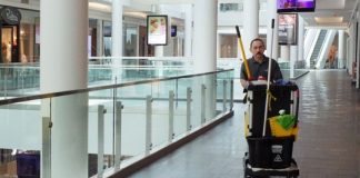 Alışveriş merkezleri, yoğun ziyaretçi trafiği ve farklı hizmet alanlarını aynı çatı altında bulundurması nedeniyle kapsamlı bir çalışma organizasyonuna ihtiyaç duyuyor. Günümüzde AVM personel çalışma sistemleri, mağazaların verimli şekilde faaliyet göstermesi, ziyaretçilere kaliteli hizmet sunulması ve operasyonların kesintisiz devam etmesi açısından büyük önem taşıyor. Satış ekiplerinden güvenlik görevlilerine, teknik personelden temizlik çalışanlarına kadar birçok farklı görev alanı, alışveriş merkezlerinin günlük işleyişinde önemli sorumluluklar üstleniyor. Konulu bir Haber görseli.