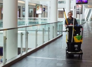 Alışveriş merkezleri, yoğun ziyaretçi trafiği ve farklı hizmet alanlarını aynı çatı altında bulundurması nedeniyle kapsamlı bir çalışma organizasyonuna ihtiyaç duyuyor. Günümüzde AVM personel çalışma sistemleri, mağazaların verimli şekilde faaliyet göstermesi, ziyaretçilere kaliteli hizmet sunulması ve operasyonların kesintisiz devam etmesi açısından büyük önem taşıyor. Satış ekiplerinden güvenlik görevlilerine, teknik personelden temizlik çalışanlarına kadar birçok farklı görev alanı, alışveriş merkezlerinin günlük işleyişinde önemli sorumluluklar üstleniyor. Konulu bir Haber görseli.