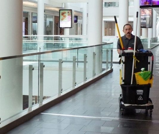 AVM Personel Çalışma Sistemleri Alışveriş merkezleri, yoğun ziyaretçi trafiği ve farklı hizmet alanlarını aynı çatı altında bulundurması nedeniyle kapsamlı bir çalışma organizasyonuna ihtiyaç duyuyor. Günümüzde AVM personel çalışma sistemleri, mağazaların verimli şekilde faaliyet göstermesi, ziyaretçilere kaliteli hizmet sunulması ve operasyonların kesintisiz devam etmesi açısından büyük önem taşıyor. Satış ekiplerinden güvenlik görevlilerine, teknik personelden temizlik çalışanlarına kadar birçok farklı görev alanı, alışveriş merkezlerinin günlük işleyişinde önemli sorumluluklar üstleniyor. Konulu bir Haber görseli.
