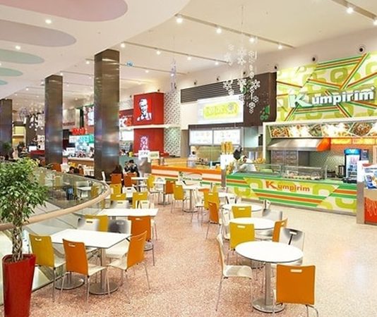 AVM Restoran ve Food Court Trendleri Alışveriş merkezleri, yalnızca alışveriş yapılan yapılar olmaktan çıkarak ziyaretçilerin günün büyük bölümünü geçirdiği yaşam alanlarına dönüşüyor. Bu değişimle birlikte AVM restoran konseptleri ve food court alanları da önemli bir dönüşüm yaşıyor. Geleneksel fast food anlayışının ötesine geçen yeni nesil yeme içme alanları, farklı mutfak kültürlerini bir araya getirirken ziyaretçilere daha konforlu ve kaliteli bir deneyim sunuyor. Özellikle aileler, gençler ve çalışan kesim için hazırlanan modern restoran alanları, alışveriş merkezlerinin en yoğun kullanılan bölümleri arasında yer alıyor. Konulu bir haber görseli.