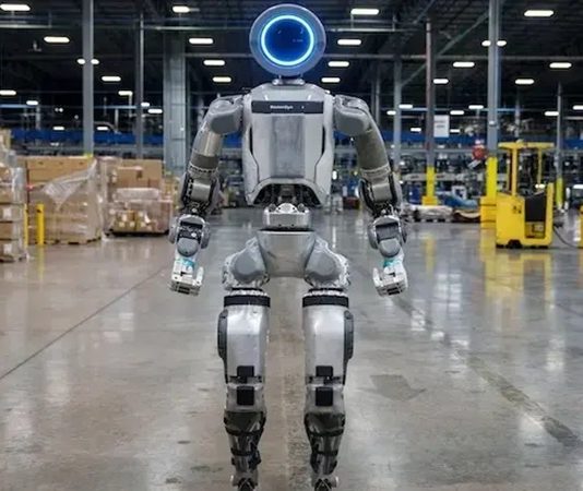 AVM Robotik Hizmet Sistemleri Alışveriş merkezleri, dijital dönüşümün hız kazanmasıyla birlikte ziyaretçilerine daha hızlı, güvenli ve verimli hizmet sunabilmek için yeni teknolojilere yatırım yapmaya devam ediyor. Bu dönüşümün en dikkat çekici unsurlarından biri ise AVM bünyesinde yaygınlaşmaya başlayan robotik hizmet sistemleri oluyor. Yapay zekâ destekli robotlar, yönlendirme hizmetlerinden temizlik süreçlerine, güvenlik uygulamalarından müşteri bilgilendirmesine kadar birçok alanda aktif rol üstleniyor. Böylece alışveriş merkezleri hem operasyonel verimliliğini artırıyor hem de ziyaretçilere daha modern bir deneyim sunuyor. Konulu bir haber görseli.