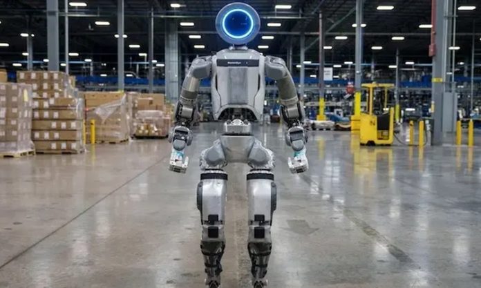 AVM Robotik Hizmet Sistemleri Alışveriş merkezleri, dijital dönüşümün hız kazanmasıyla birlikte ziyaretçilerine daha hızlı, güvenli ve verimli hizmet sunabilmek için yeni teknolojilere yatırım yapmaya devam ediyor. Bu dönüşümün en dikkat çekici unsurlarından biri ise AVM bünyesinde yaygınlaşmaya başlayan robotik hizmet sistemleri oluyor. Yapay zekâ destekli robotlar, yönlendirme hizmetlerinden temizlik süreçlerine, güvenlik uygulamalarından müşteri bilgilendirmesine kadar birçok alanda aktif rol üstleniyor. Böylece alışveriş merkezleri hem operasyonel verimliliğini artırıyor hem de ziyaretçilere daha modern bir deneyim sunuyor. Konulu bir haber görseli.
