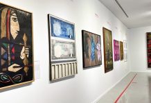 AVM Sanat Sergileri Alışveriş merkezleri, günümüzde yalnızca alışveriş yapılan ticari yapılar olmanın ötesine geçerek kültür ve sanat faaliyetlerinin de önemli merkezlerinden biri haline geliyor. Özellikle AVM Sanat Sergileri, ziyaretçilere alışveriş deneyiminin yanında estetik ve kültürel bir atmosfer sunarken sanatçıların eserlerini daha geniş kitlelerle buluşturmasına da olanak tanıyor. Resim, heykel, fotoğraf, dijital sanat ve karma sergiler gibi birçok farklı etkinlik, AVM'lerin sosyal yaşam içerisindeki rolünü güçlendiriyor. Konulu bir haber görseli.