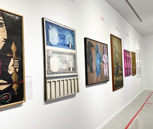 AVM Sanat Sergileri Alışveriş merkezleri, günümüzde yalnızca alışveriş yapılan ticari yapılar olmanın ötesine geçerek kültür ve sanat faaliyetlerinin de önemli merkezlerinden biri haline geliyor. Özellikle AVM Sanat Sergileri, ziyaretçilere alışveriş deneyiminin yanında estetik ve kültürel bir atmosfer sunarken sanatçıların eserlerini daha geniş kitlelerle buluşturmasına da olanak tanıyor. Resim, heykel, fotoğraf, dijital sanat ve karma sergiler gibi birçok farklı etkinlik, AVM'lerin sosyal yaşam içerisindeki rolünü güçlendiriyor. Konulu bir haber görseli.