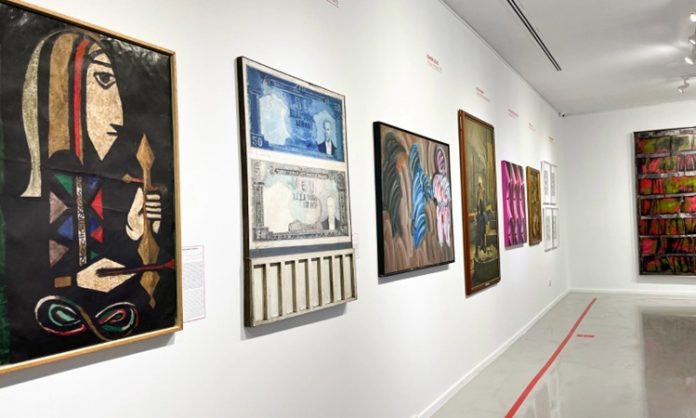AVM Sanat Sergileri Alışveriş merkezleri, günümüzde yalnızca alışveriş yapılan ticari yapılar olmanın ötesine geçerek kültür ve sanat faaliyetlerinin de önemli merkezlerinden biri haline geliyor. Özellikle AVM Sanat Sergileri, ziyaretçilere alışveriş deneyiminin yanında estetik ve kültürel bir atmosfer sunarken sanatçıların eserlerini daha geniş kitlelerle buluşturmasına da olanak tanıyor. Resim, heykel, fotoğraf, dijital sanat ve karma sergiler gibi birçok farklı etkinlik, AVM'lerin sosyal yaşam içerisindeki rolünü güçlendiriyor. Konulu bir haber görseli.