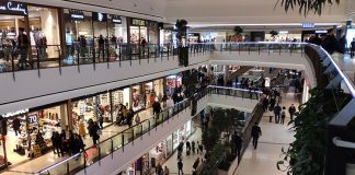 Alışveriş merkezleri, yalnızca perakende sektörünün büyümesine katkı sağlayan ticari yapılar olmanın ötesinde, şehirlerin ekonomik ve sosyal gelişimini doğrudan etkileyen önemli merkezler arasında yer alıyor. AVM Şehir Merkezine Etkisi, günümüzde şehir planlamasından ulaşım altyapısına, ticari hareketlilikten istihdama kadar pek çok farklı alanda değerlendiriliyor. Özellikle büyük şehirlerde inşa edilen alışveriş merkezleri, bulundukları bölgelerde yeni ticaret alanlarının oluşmasına katkı sağlarken çevresindeki ekonomik faaliyetleri de canlandırıyor. Konulu bir haber görseli.
