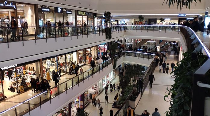 Alışveriş merkezleri, yalnızca perakende sektörünün büyümesine katkı sağlayan ticari yapılar olmanın ötesinde, şehirlerin ekonomik ve sosyal gelişimini doğrudan etkileyen önemli merkezler arasında yer alıyor. AVM Şehir Merkezine Etkisi, günümüzde şehir planlamasından ulaşım altyapısına, ticari hareketlilikten istihdama kadar pek çok farklı alanda değerlendiriliyor. Özellikle büyük şehirlerde inşa edilen alışveriş merkezleri, bulundukları bölgelerde yeni ticaret alanlarının oluşmasına katkı sağlarken çevresindeki ekonomik faaliyetleri de canlandırıyor. Konulu bir haber görseli.
