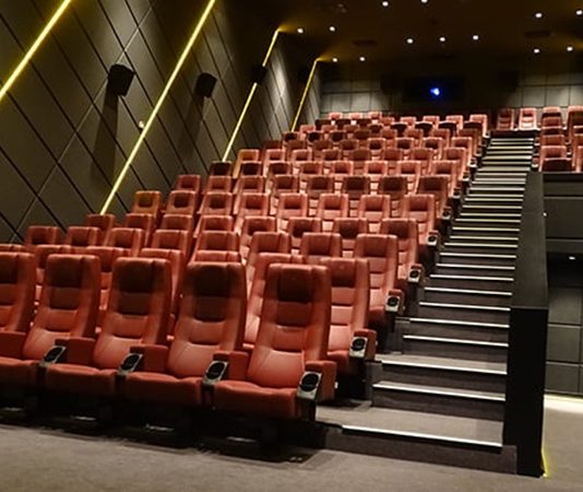 AVM Sinema Salonlarında Yenilikler Alışveriş merkezleri, ziyaretçilerine yalnızca alışveriş imkânı sunan yapılar olmaktan çıkarak eğlence ve sosyal yaşamın merkezleri haline geliyor. Bu dönüşümün en önemli parçalarından biri ise AVM sinema salonları olarak öne çıkıyor. Gelişen görüntü ve ses teknolojileri, konfor odaklı salon tasarımları ve dijital hizmetlerin yaygınlaşmasıyla birlikte sinema deneyimi her geçen yıl daha üst seviyeye taşınıyor. Sinema salonları, alışveriş merkezlerinin ziyaretçi trafiğini artıran en önemli sosyal alanlardan biri olmayı sürdürüyor. Konulu bir haber görseli.