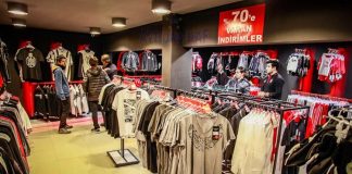 Son yıllarda sağlıklı yaşam bilincinin artması ve spor yapmaya yönelik ilginin yükselmesi, alışveriş merkezlerinde faaliyet gösteren spor mağazalarının büyümesini hızlandırdı. Giyimden ayakkabıya, fitness ekipmanlarından outdoor ürünlerine kadar geniş ürün yelpazesi sunan spor mağazaları, AVM'lerin en fazla ziyaret edilen mağaza kategorileri arasında yer almaya başladı. Artan tüketici talebi doğrultusunda birçok marka yeni mağaza yatırımlarına yönelirken mevcut mağazalar da satış alanlarını genişletiyor. Konulu bir haber görseli.