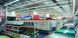 Alışveriş merkezlerinde faaliyet gösteren teknoloji mağazaları, tüketici beklentilerindeki değişim ve dijital dönüşümün hız kazanmasıyla birlikte önemli bir gelişim sürecinden geçiyor. Geçmişte ağırlıklı olarak elektronik ürün satışı yapılan mağazalar, günümüzde deneyim odaklı konseptleri, geniş ürün çeşitliliği ve satış sonrası hizmetleriyle ziyaretçilerin ilgisini çekiyor. Özellikle AVM içerisinde yer alan teknoloji mağazaları, yalnızca alışveriş yapılan noktalar değil, aynı zamanda yeni teknolojilerin keşfedildiği ve deneyimlendiği merkezler haline geliyor. Konulu bir haber görseli.