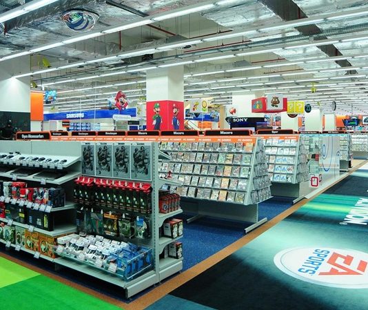 AVM Teknoloji Mağazaları Gelişimi Alışveriş merkezlerinde faaliyet gösteren teknoloji mağazaları, tüketici beklentilerindeki değişim ve dijital dönüşümün hız kazanmasıyla birlikte önemli bir gelişim sürecinden geçiyor. Geçmişte ağırlıklı olarak elektronik ürün satışı yapılan mağazalar, günümüzde deneyim odaklı konseptleri, geniş ürün çeşitliliği ve satış sonrası hizmetleriyle ziyaretçilerin ilgisini çekiyor. Özellikle AVM içerisinde yer alan teknoloji mağazaları, yalnızca alışveriş yapılan noktalar değil, aynı zamanda yeni teknolojilerin keşfedildiği ve deneyimlendiği merkezler haline geliyor. Konulu bir haber görseli.